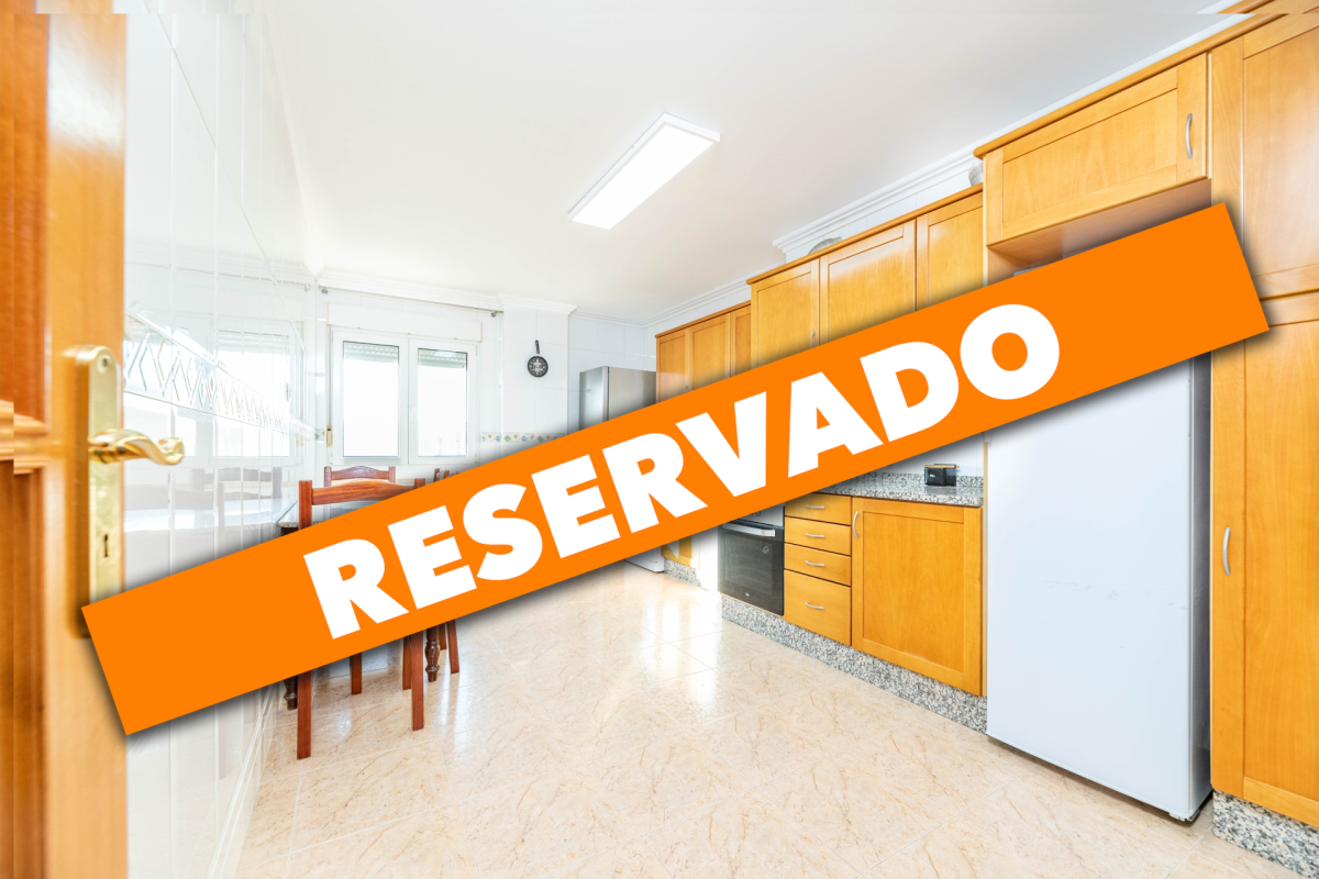 3 bedroom apartment in Carregado with parking and storage!