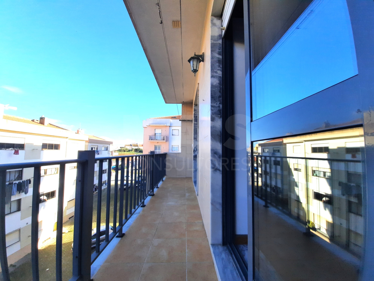 2-bedr. apartment with balconies and parking in Peniche
