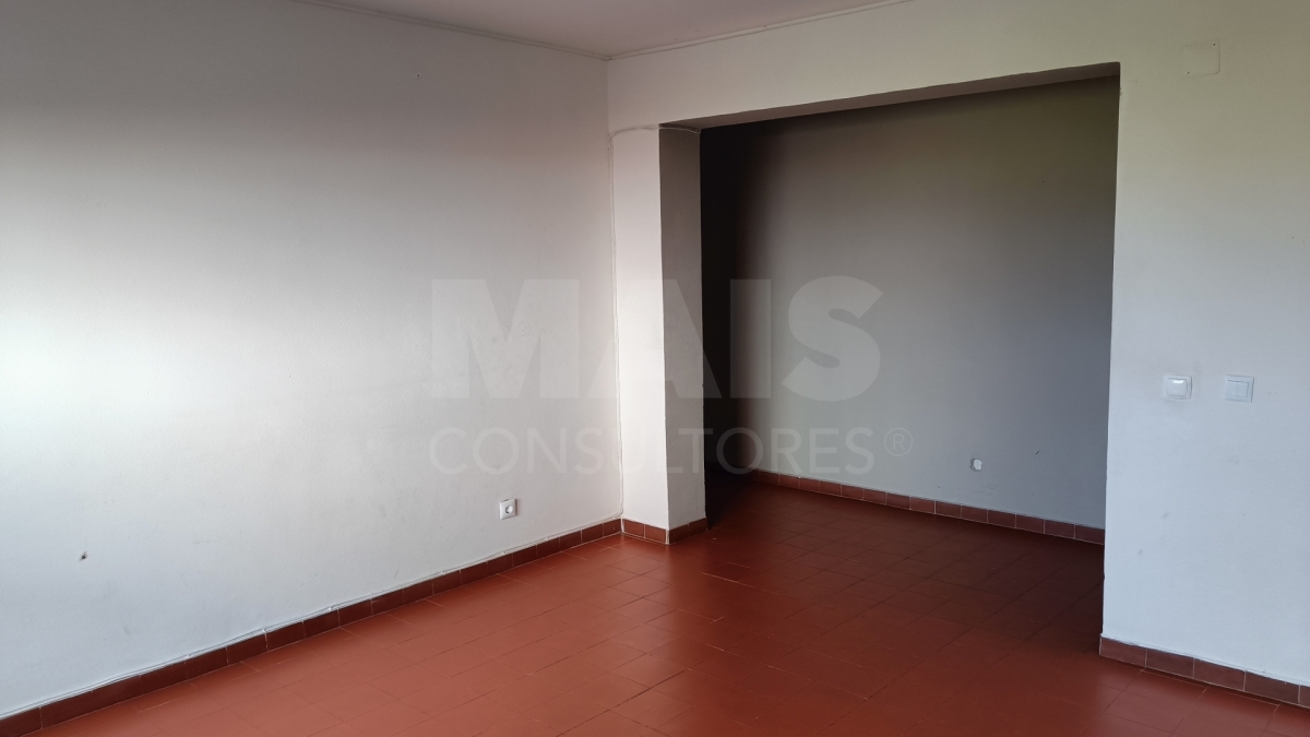 3 bedroom apartment to renovate. Casal de Cambra